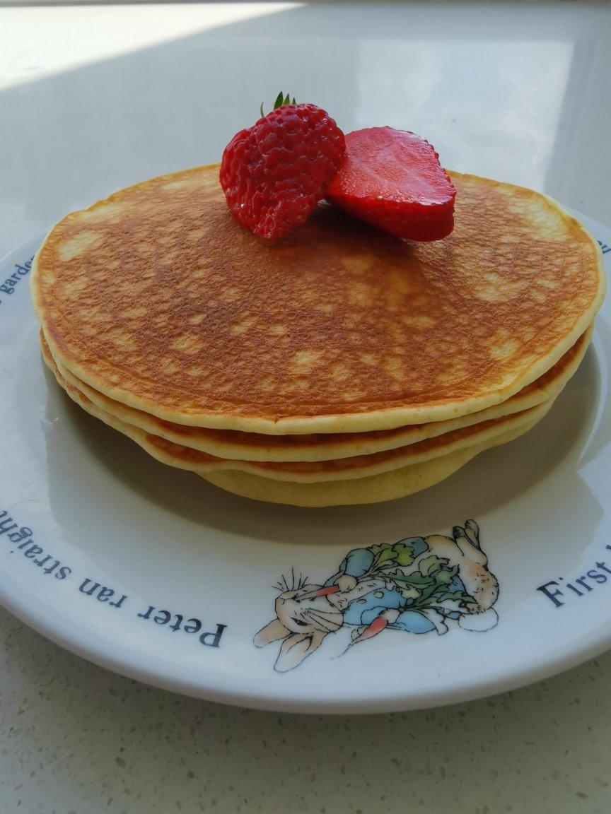 【酸奶松饼yogurt pancake】，搭上黑莓果酱和枫糖的美味。