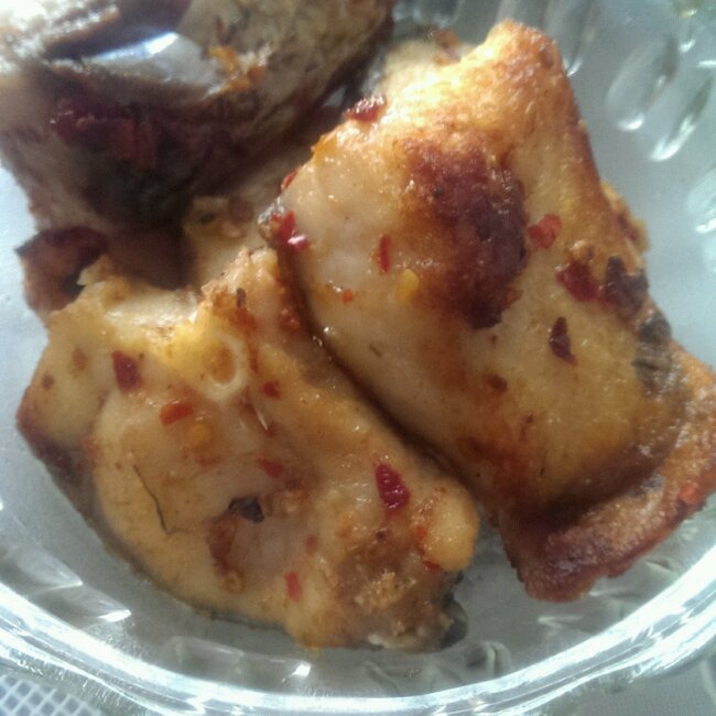 爆鱼。又叫熏鱼。