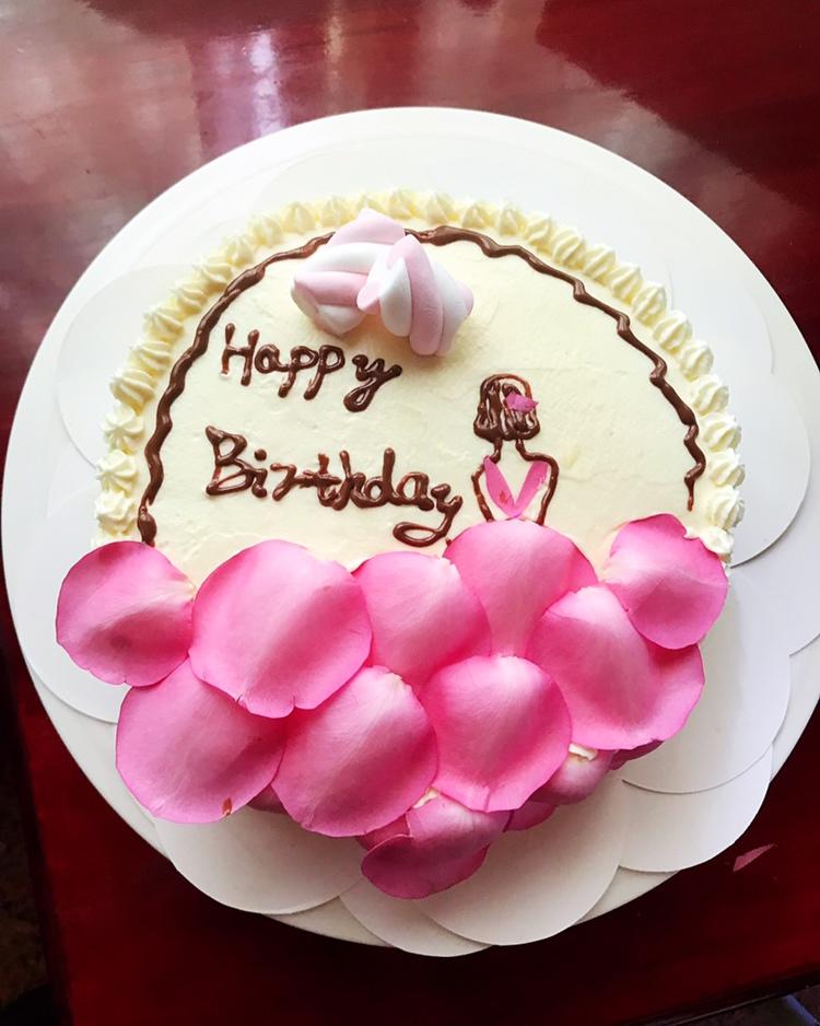 玫瑰花瓣生日蛋糕