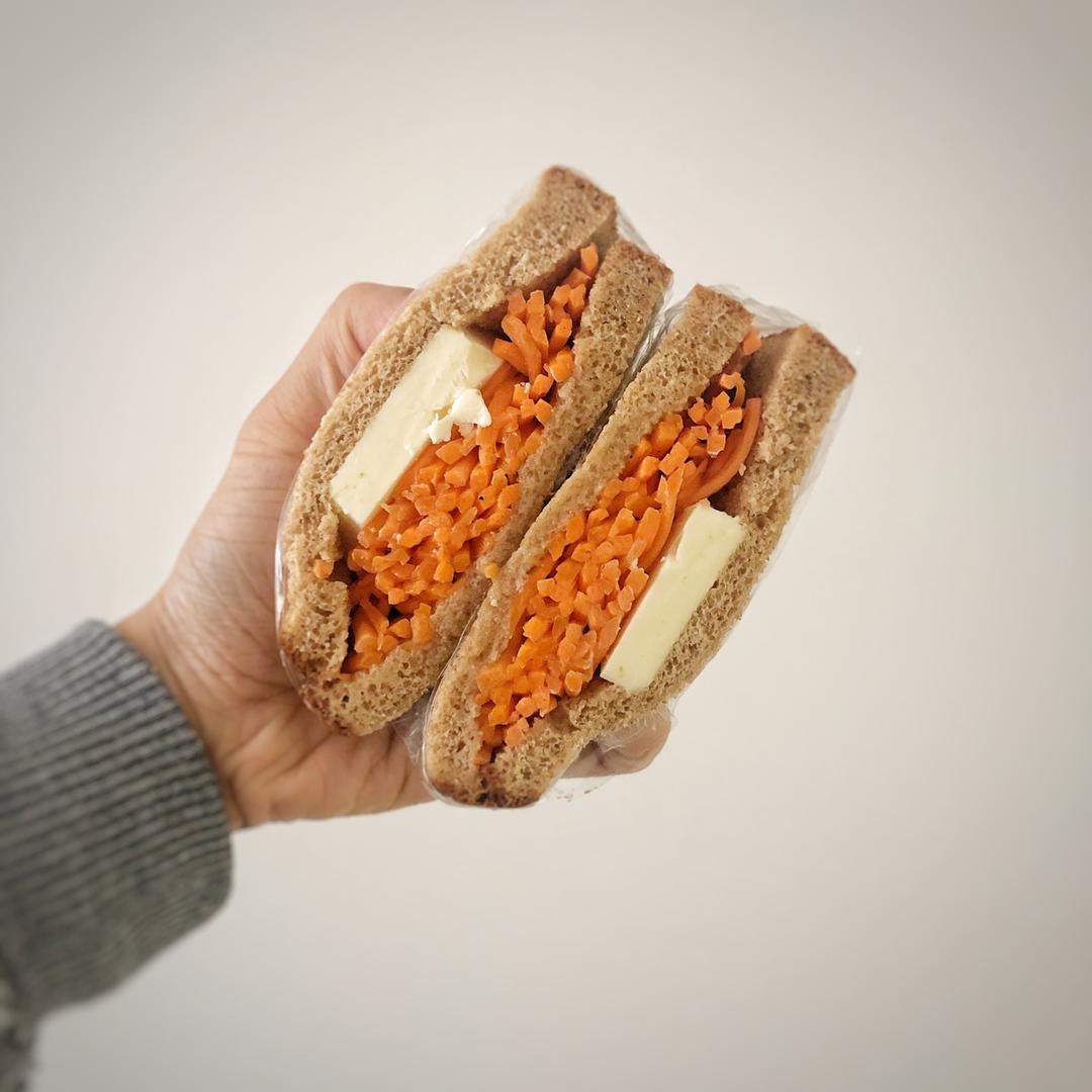 清爽胡萝卜三明治