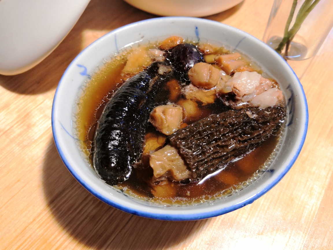 海参羊肚菌排骨汤的做法