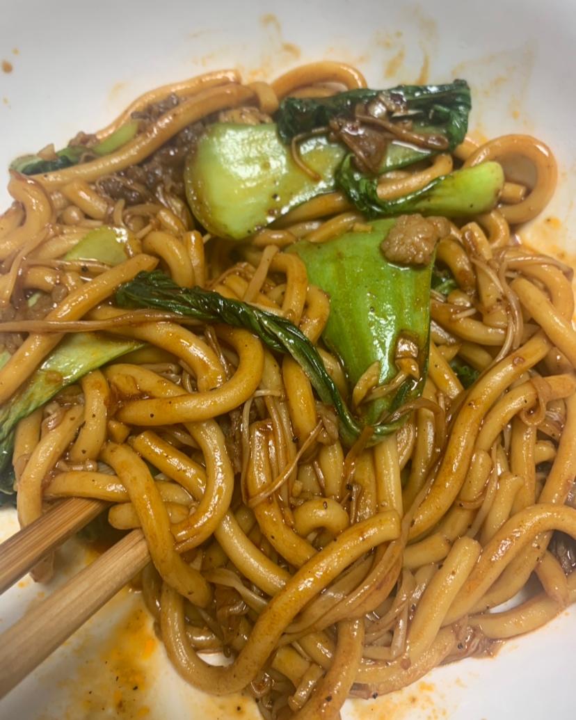 上桌秒光的黑椒牛肉乌冬面