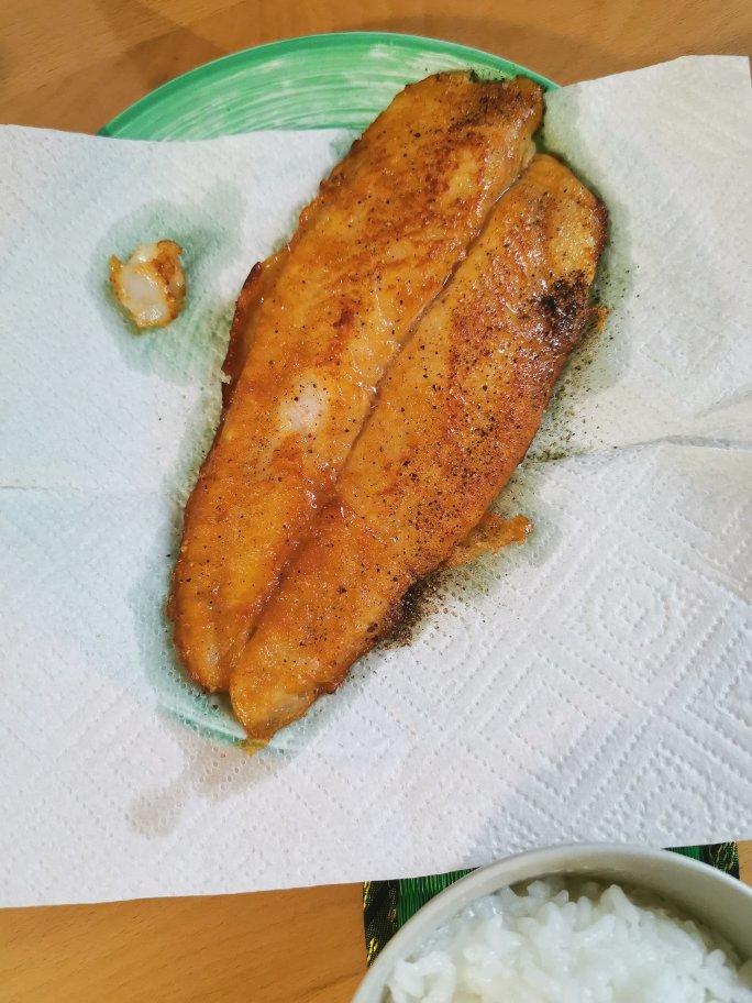 香煎两条快乐巴沙鱼柳
