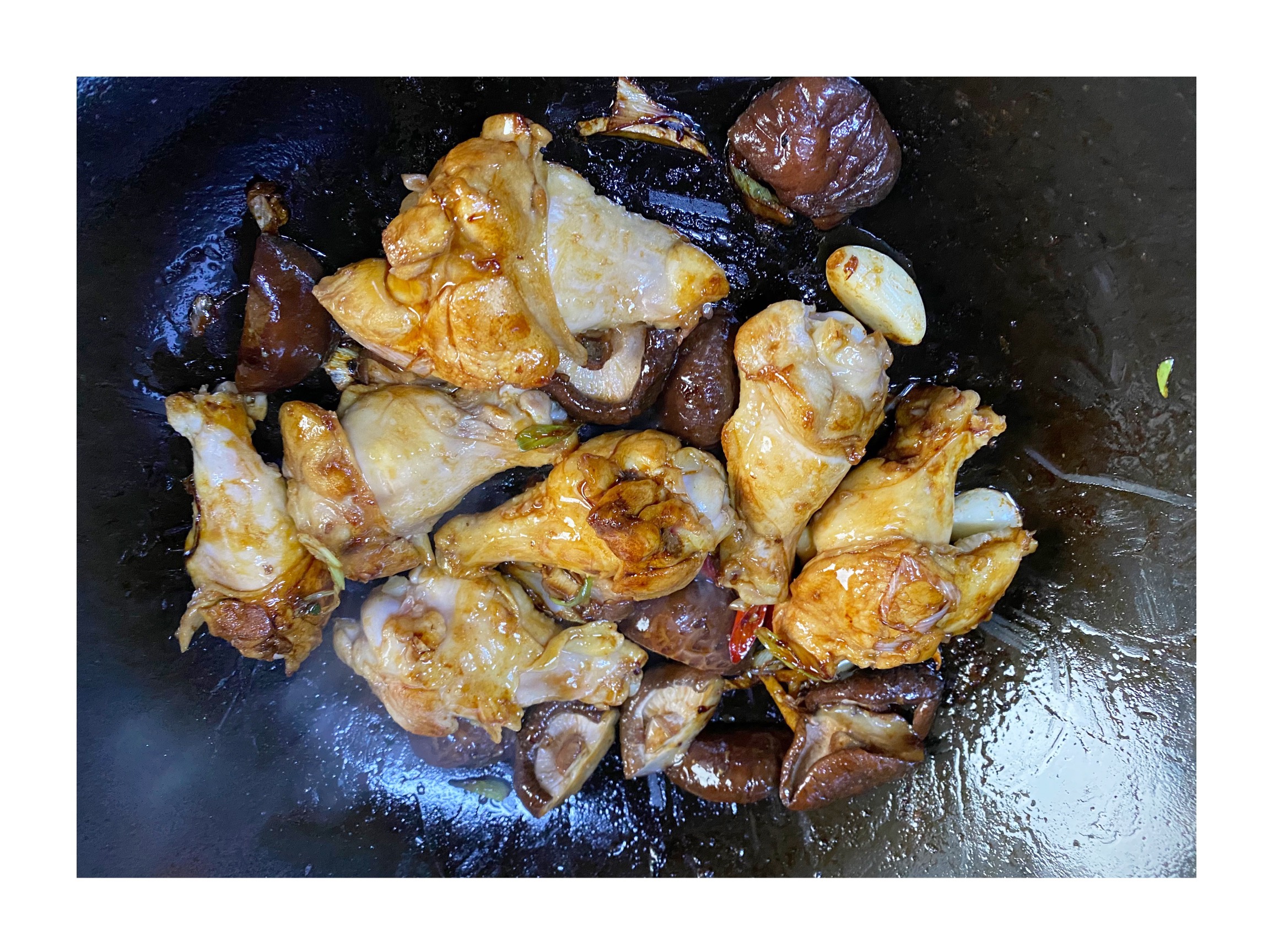 食材的绝妙搭配—鸡腿香菇炖粉皮的做法 步骤4
