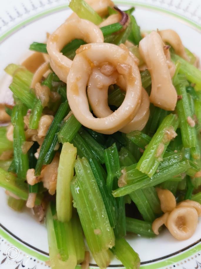 芹菜炒鱿鱼的做法