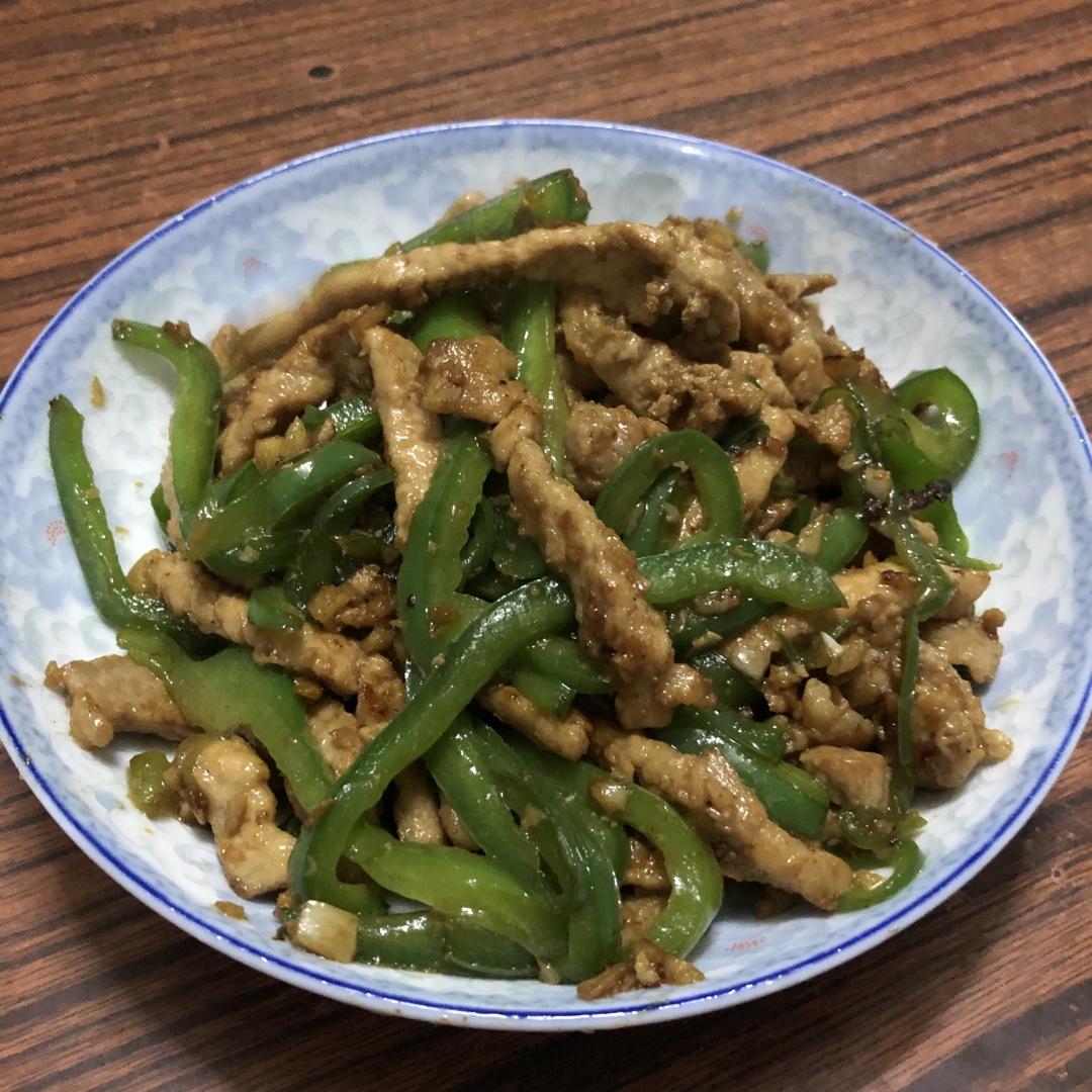 经典的家常菜，青椒炒肉丝，简单的食材也能做出如此美味