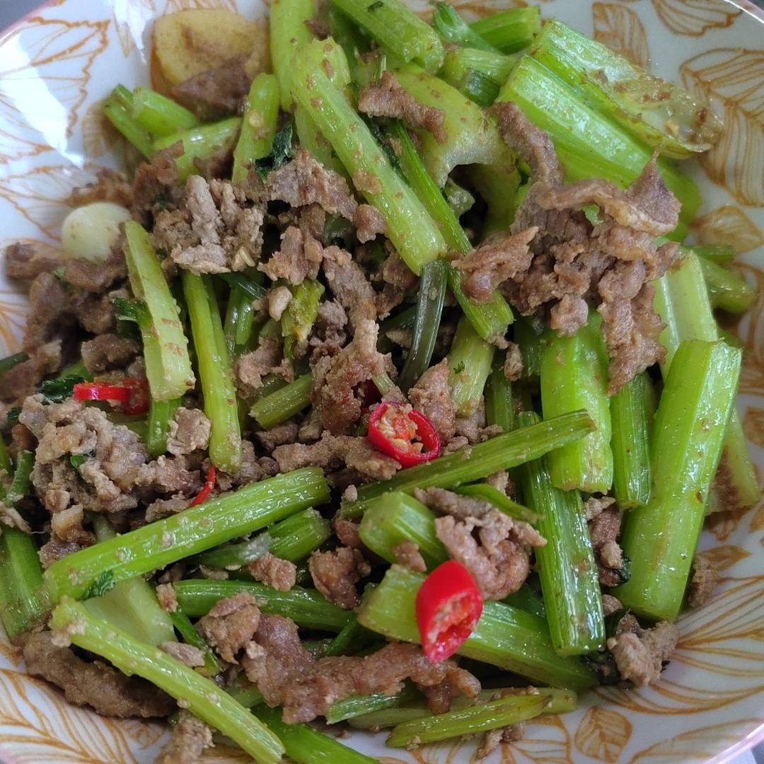 好吃到邻居敲门蹭饭的芹菜炒牛肉！