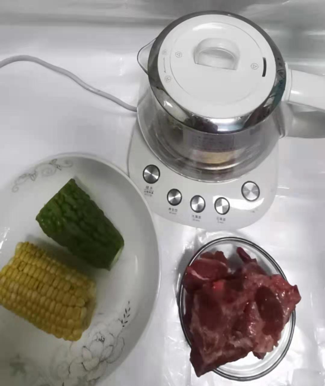 苦瓜玉米排骨汤【8月养生壶食谱】
