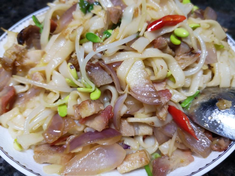 叉烧洋葱豆苗炒河粉