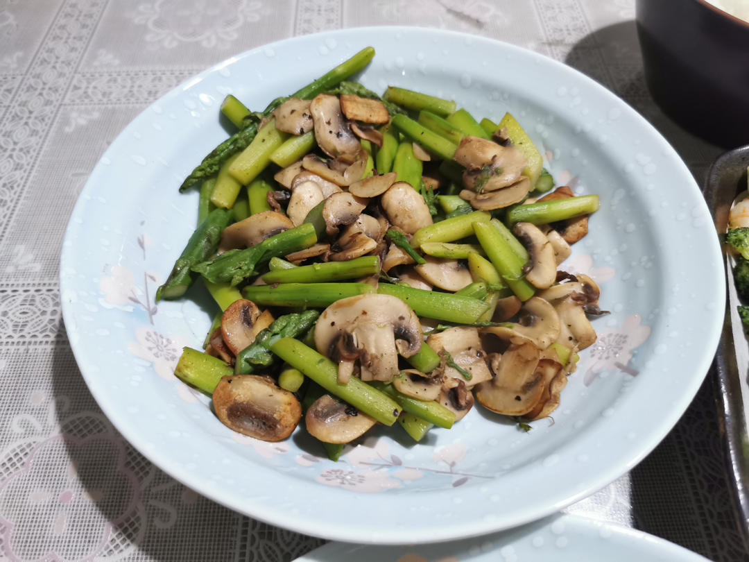 点击率超五十万的                    芦笋炒蘑菇