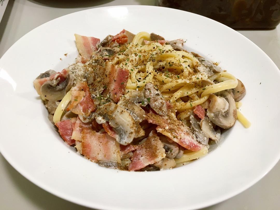 白蘑菇奶油培根意面