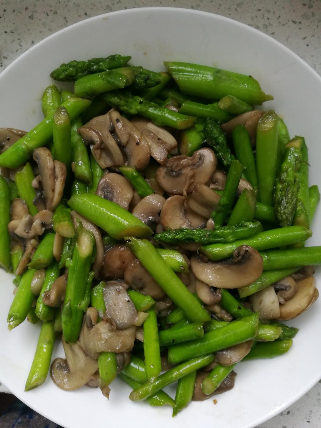 芦笋炒蘑菇