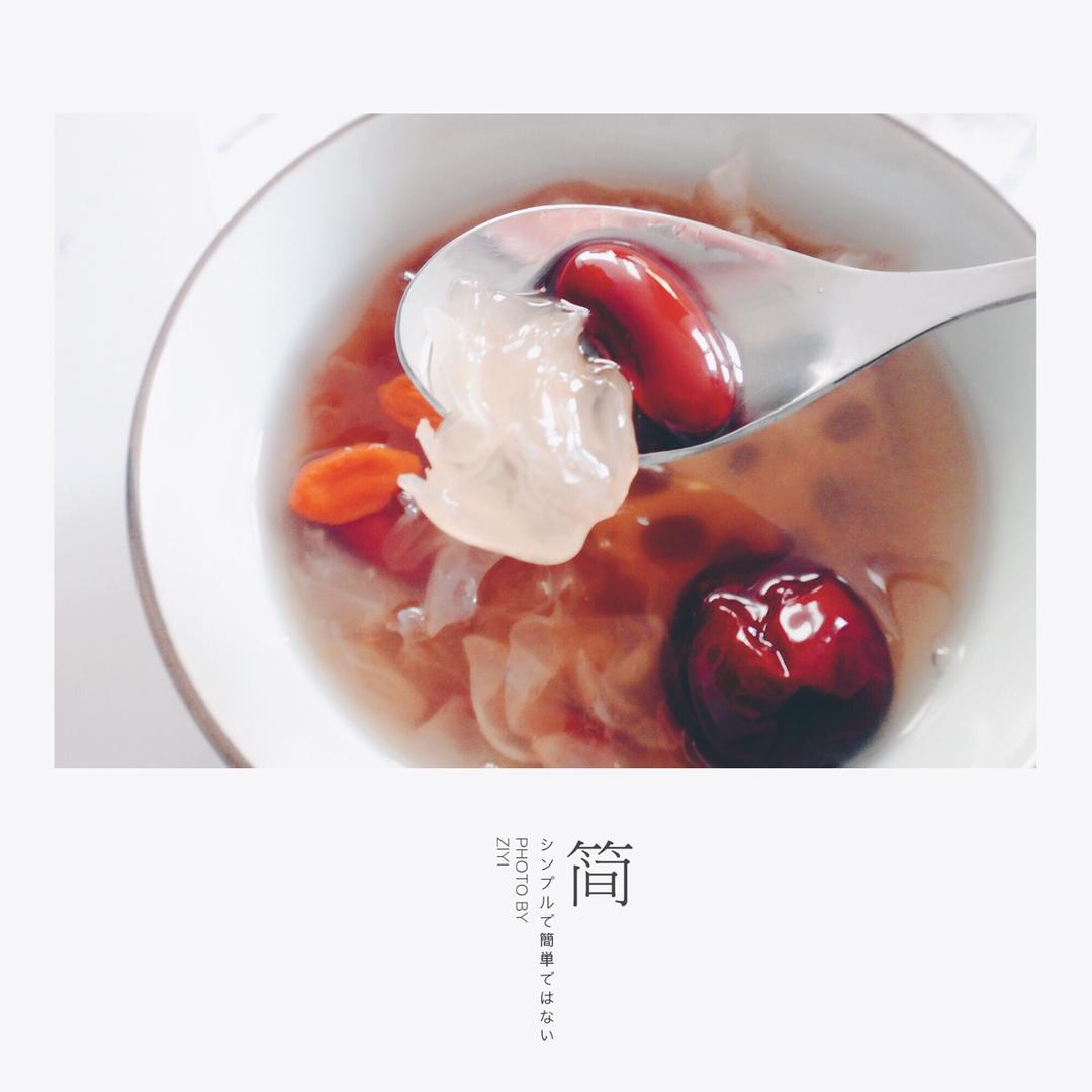 美容润肤 益气补血《桃胶皂角米百合银耳红枣羹》