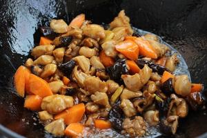 香菇鸡肉焖饭【8月北鼎珐琅铸铁锅食谱】的做法 步骤7