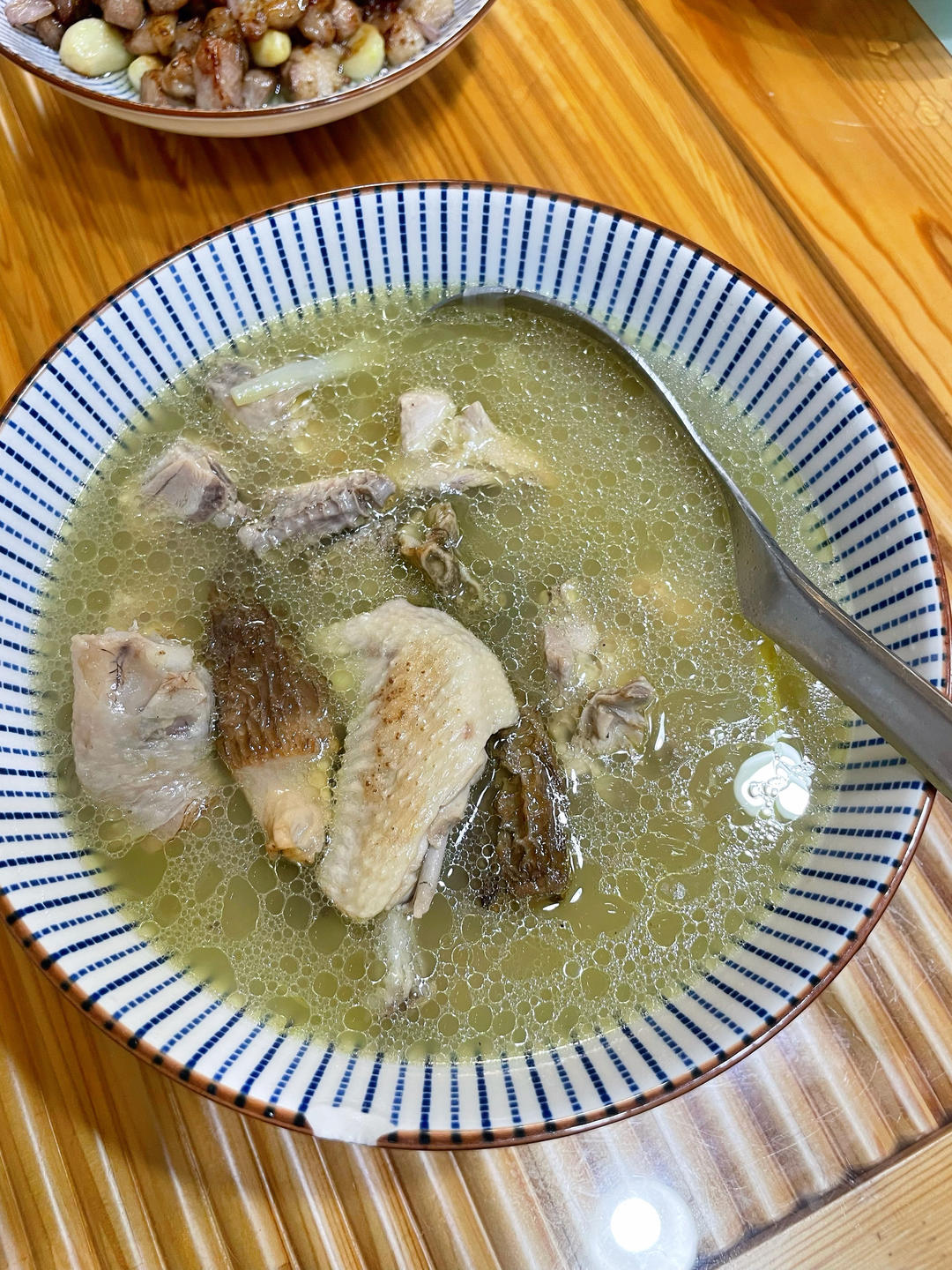 羊肚菌鸡汤的做法