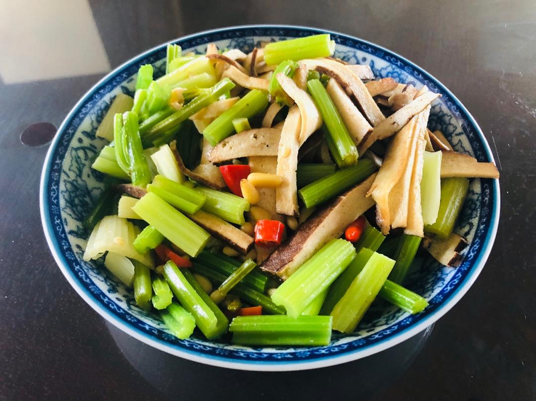 素菜：芹菜炒豆腐干