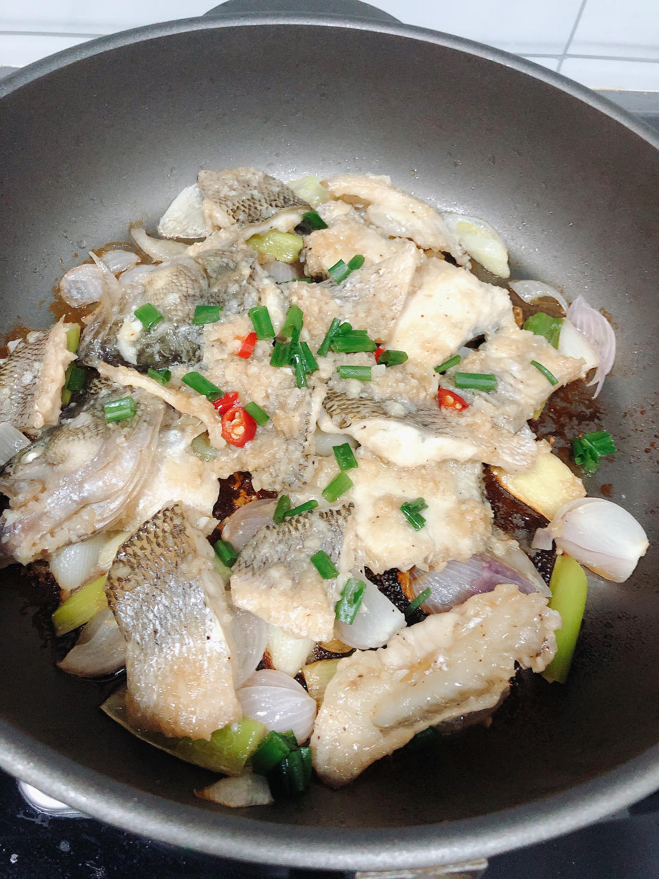 蒜香鲈鱼煲
