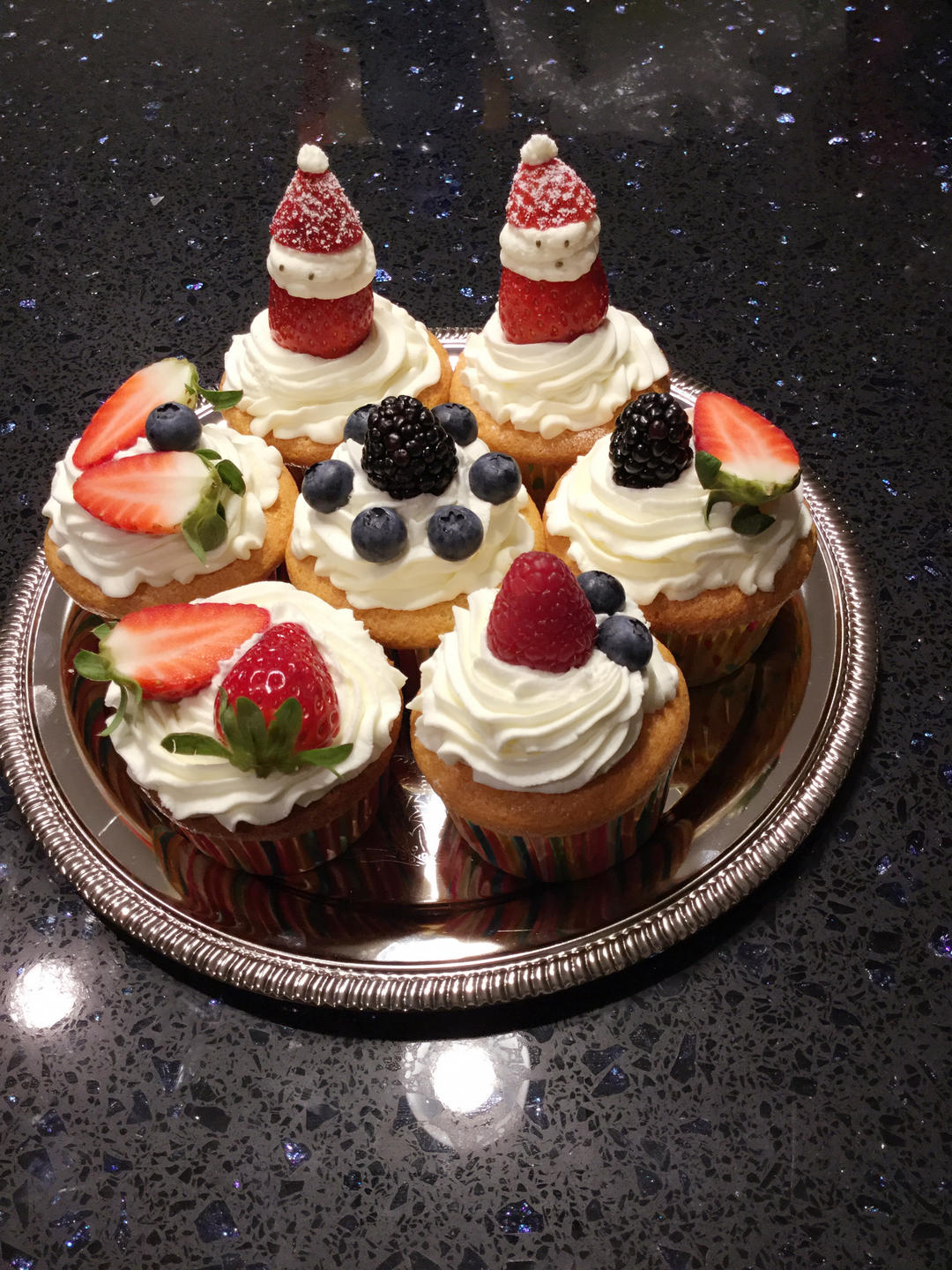 小秋小厨做的圣诞帽子纸杯蛋糕