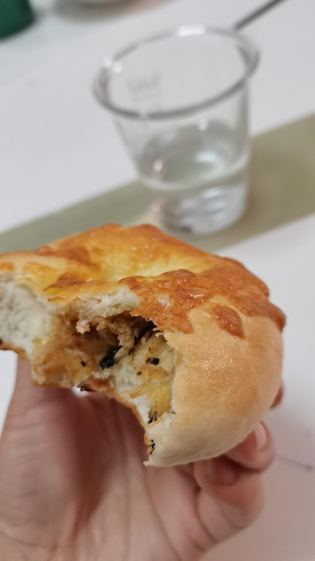 更适合大众口味，肉松芝士软贝果