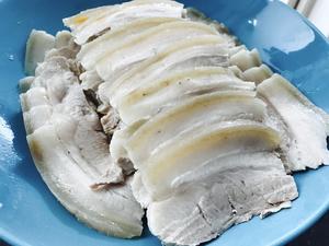 黄瓜被豆腐取代的蒜泥白肉的做法 步骤1
