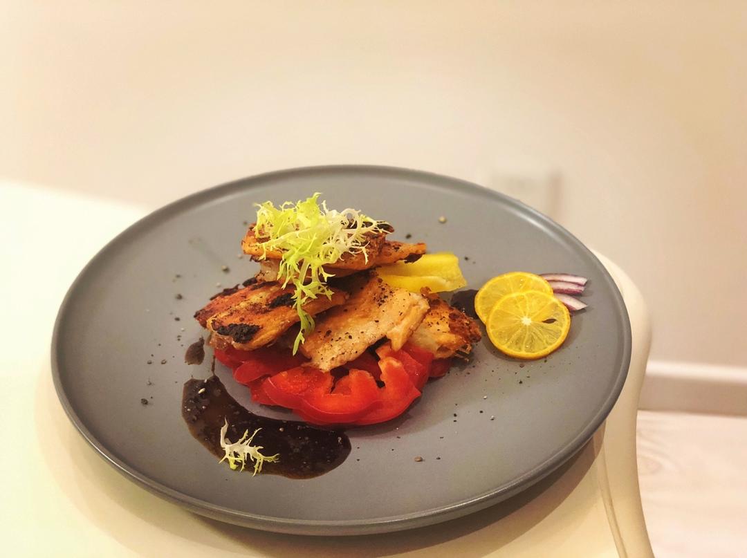 黑胡椒煎三文鱼排