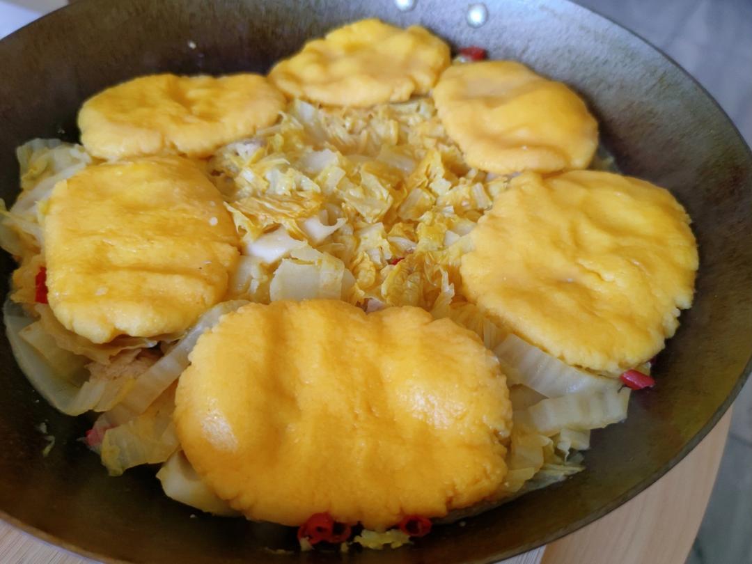 铁锅炖鱼配饼子