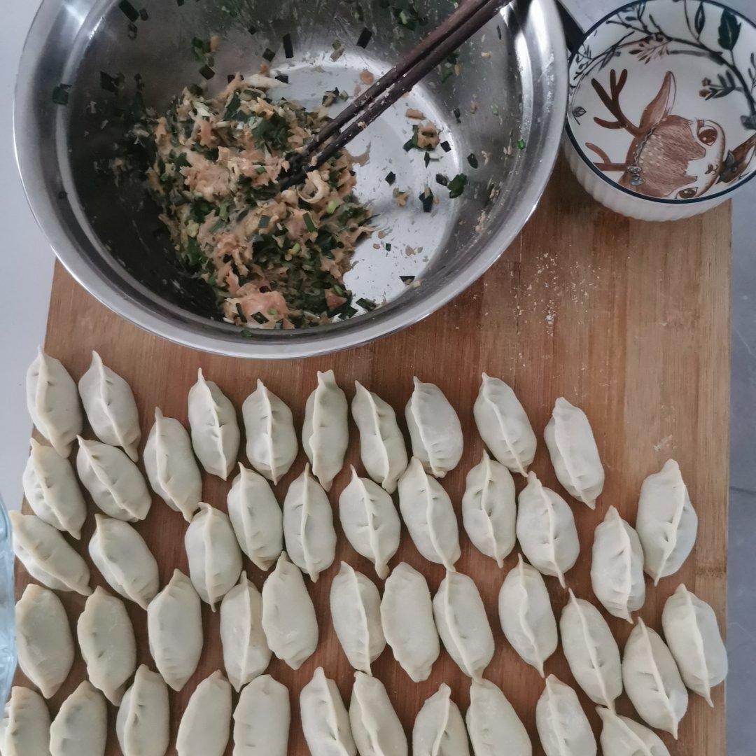 韭菜猪肉饺子(附擀皮和最简单的饺子包法)