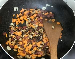 香菇腊肠焖饭的做法 步骤2