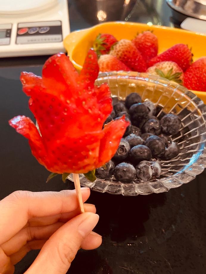 草莓玫瑰花——让草莓一分钟变玫瑰