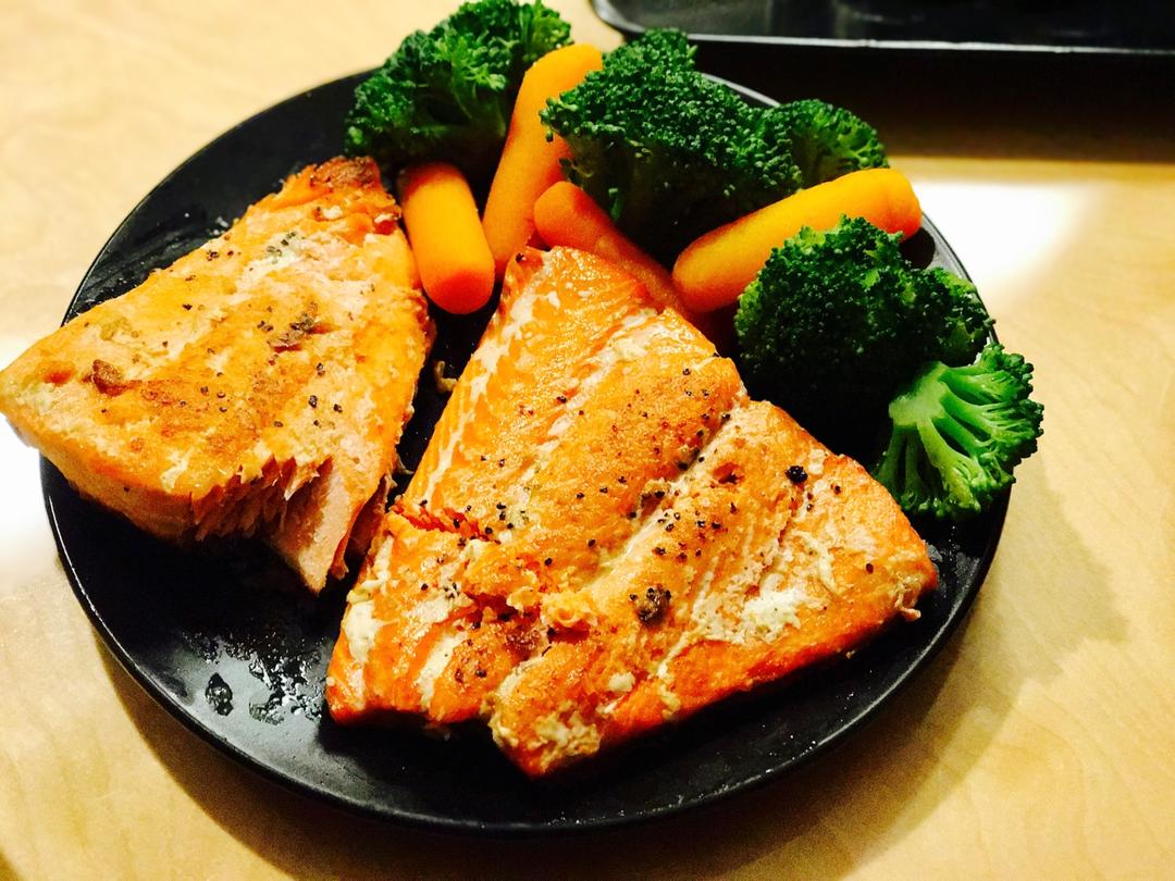 脆皮嫩肉——极致煎三文鱼