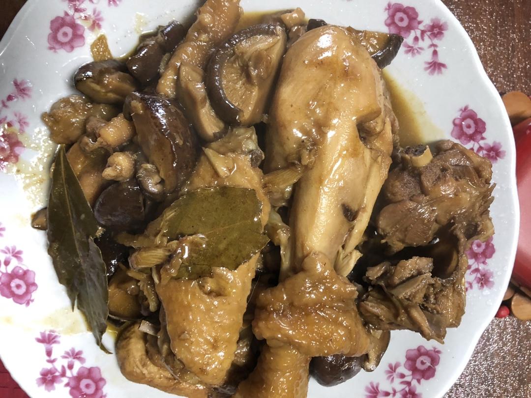 十几年不吃鸡肉的人吃了一盘子的小鸡炖香菇