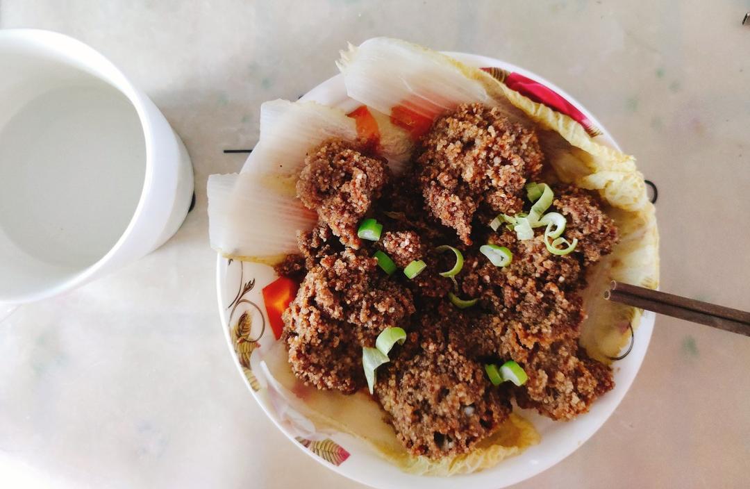 粉蒸排骨，五香口味，米粉不干是有方法的，保证香糯软嫩