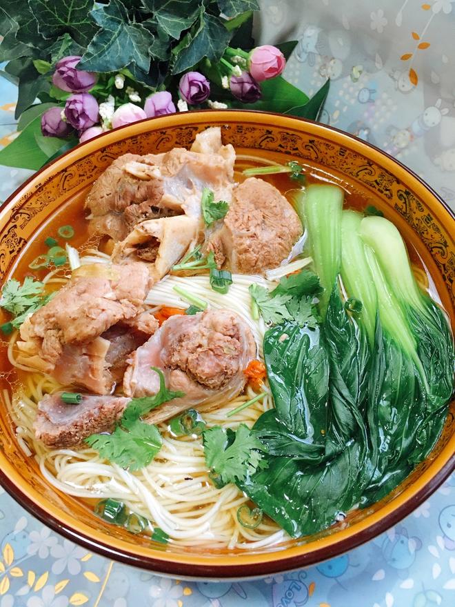 孩子叫绝的「大骨汤面🍜」的做法