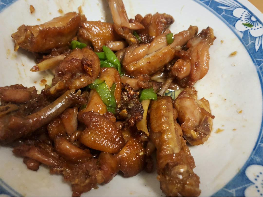 蒜香浓郁，鲜嫩多汁的蒜香鸡翅