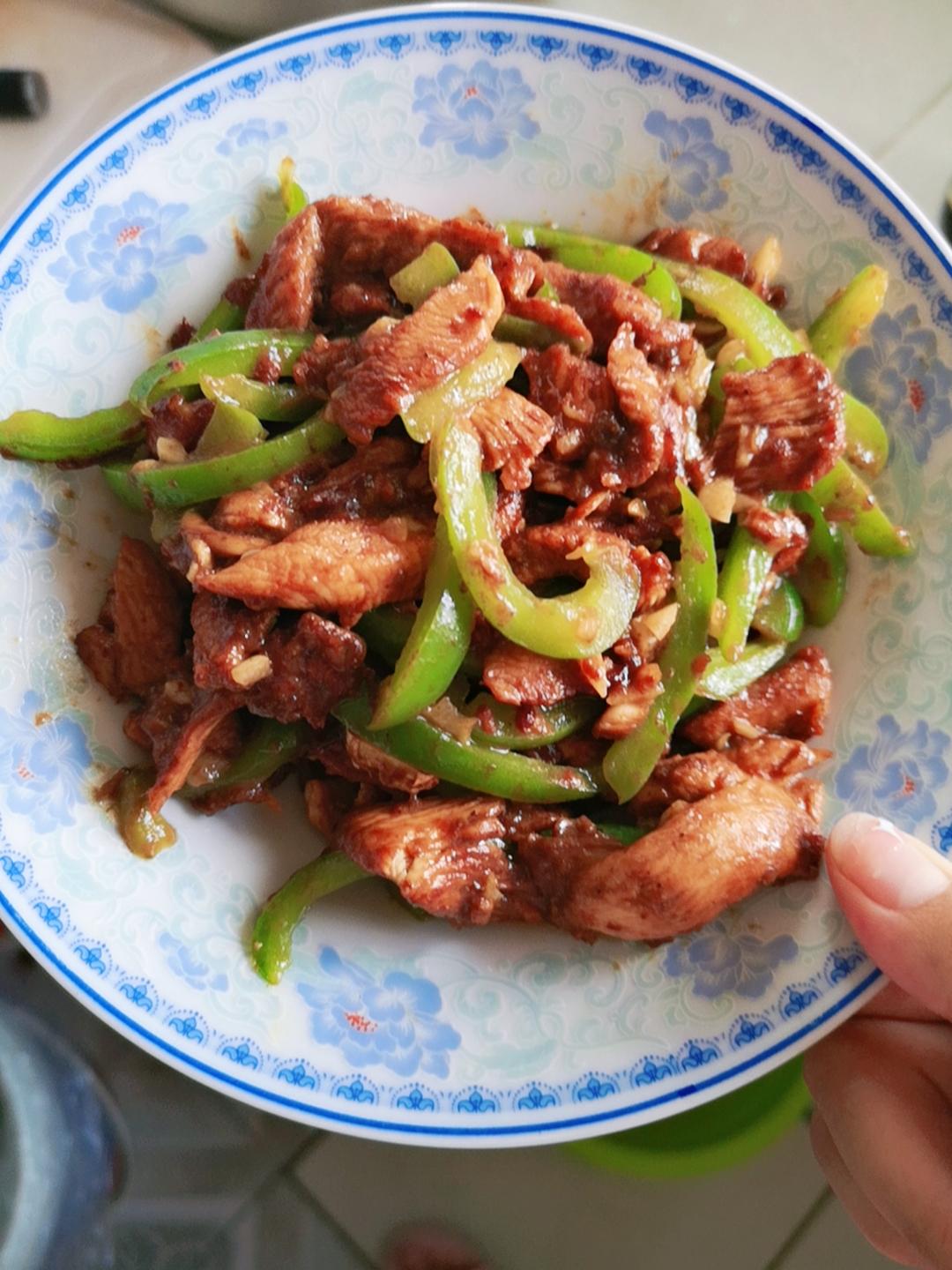巨好吃的青椒炒鸡胸肉丝，超下饭
