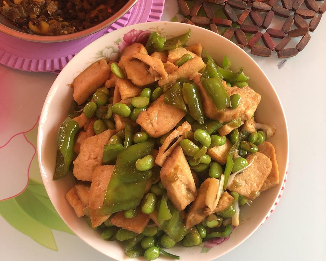 青椒毛豆米炒干子