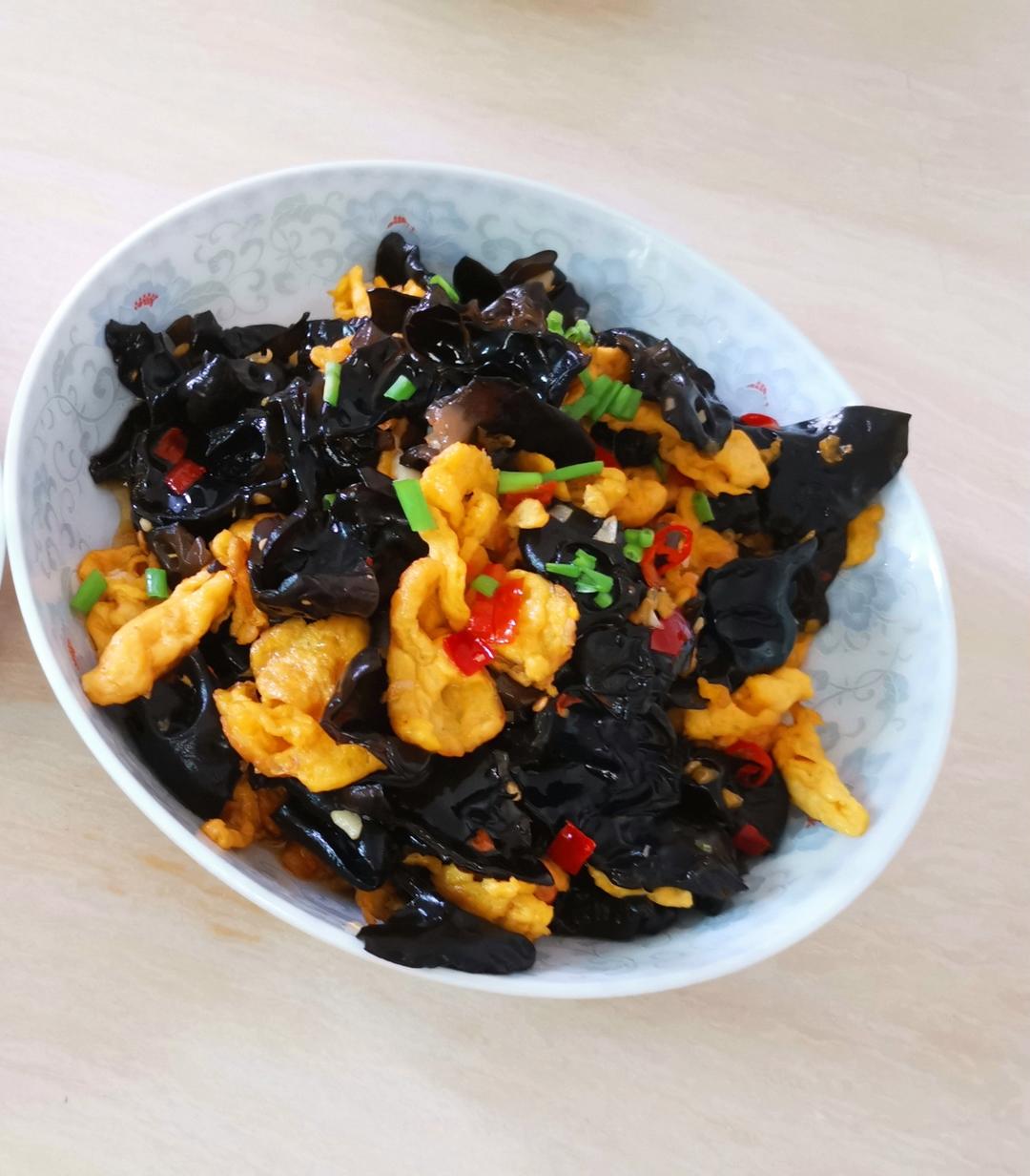 黑木耳青椒炒鸡蛋（营养又下饭）