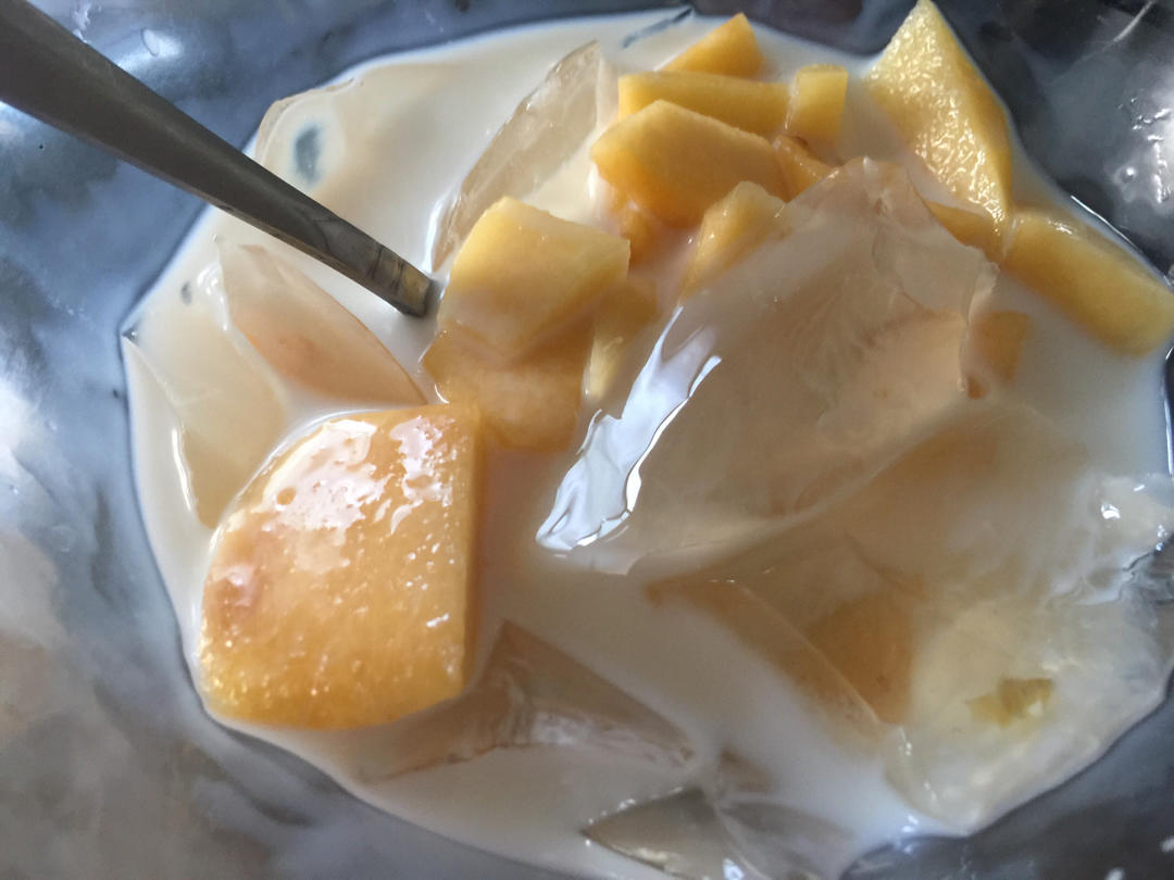 黄桃奶冻