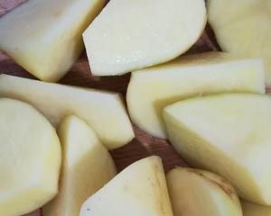 腊蹄子炖土豆(宜昌特色菜)的做法 步骤2