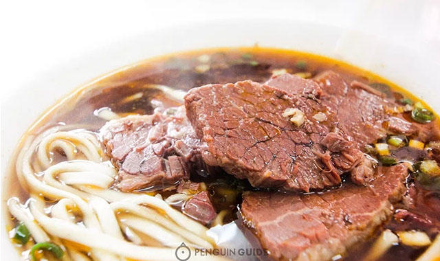面条劲道浓郁，牛肉软嫩油亮，这碗牛肉面你一定要尝一尝