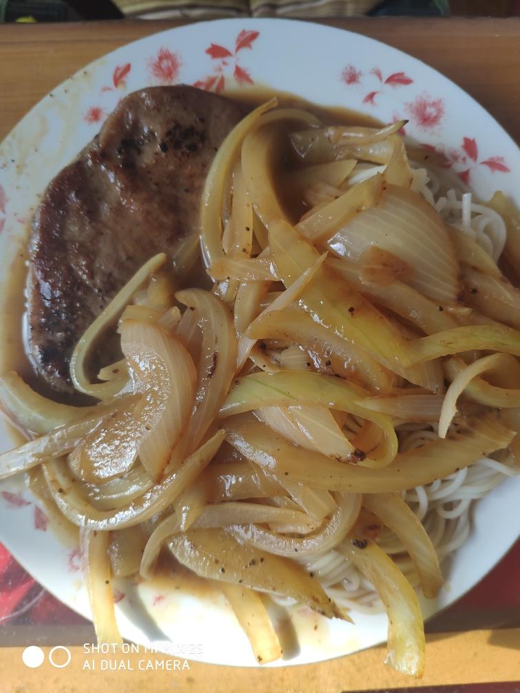 洋葱煎牛排，带汤汁版，配面条🍜。女儿吃的舔盘子了😂。