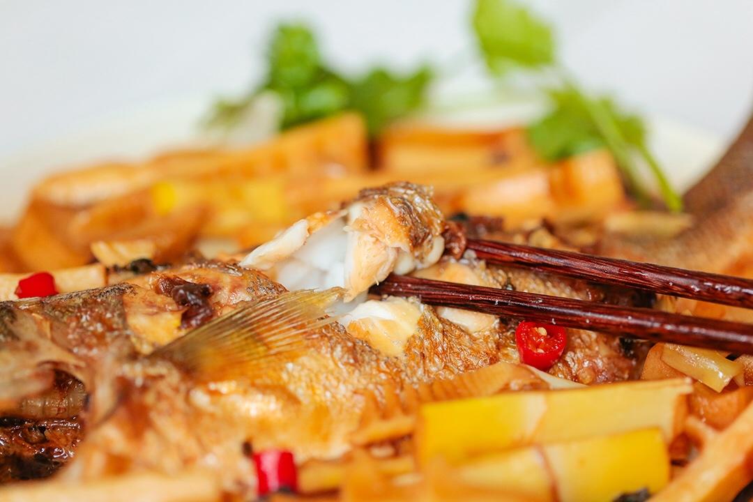 【春笋素鸡抱鱼】这样做鱼加倍鲜