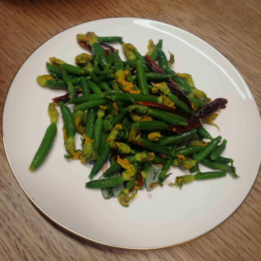清炒顶花小黄瓜