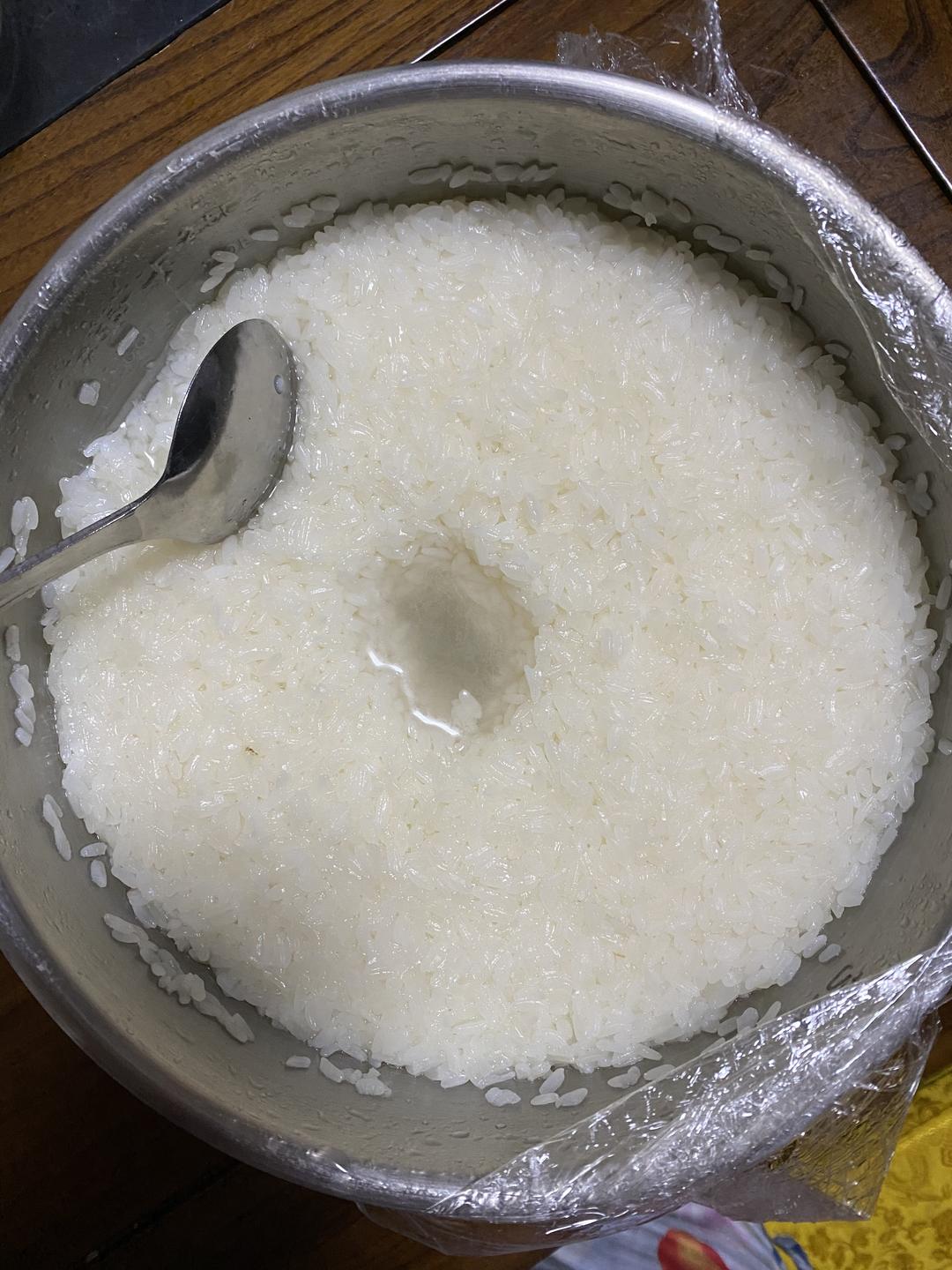 糯米泡一夜,用手能捏就碎就可