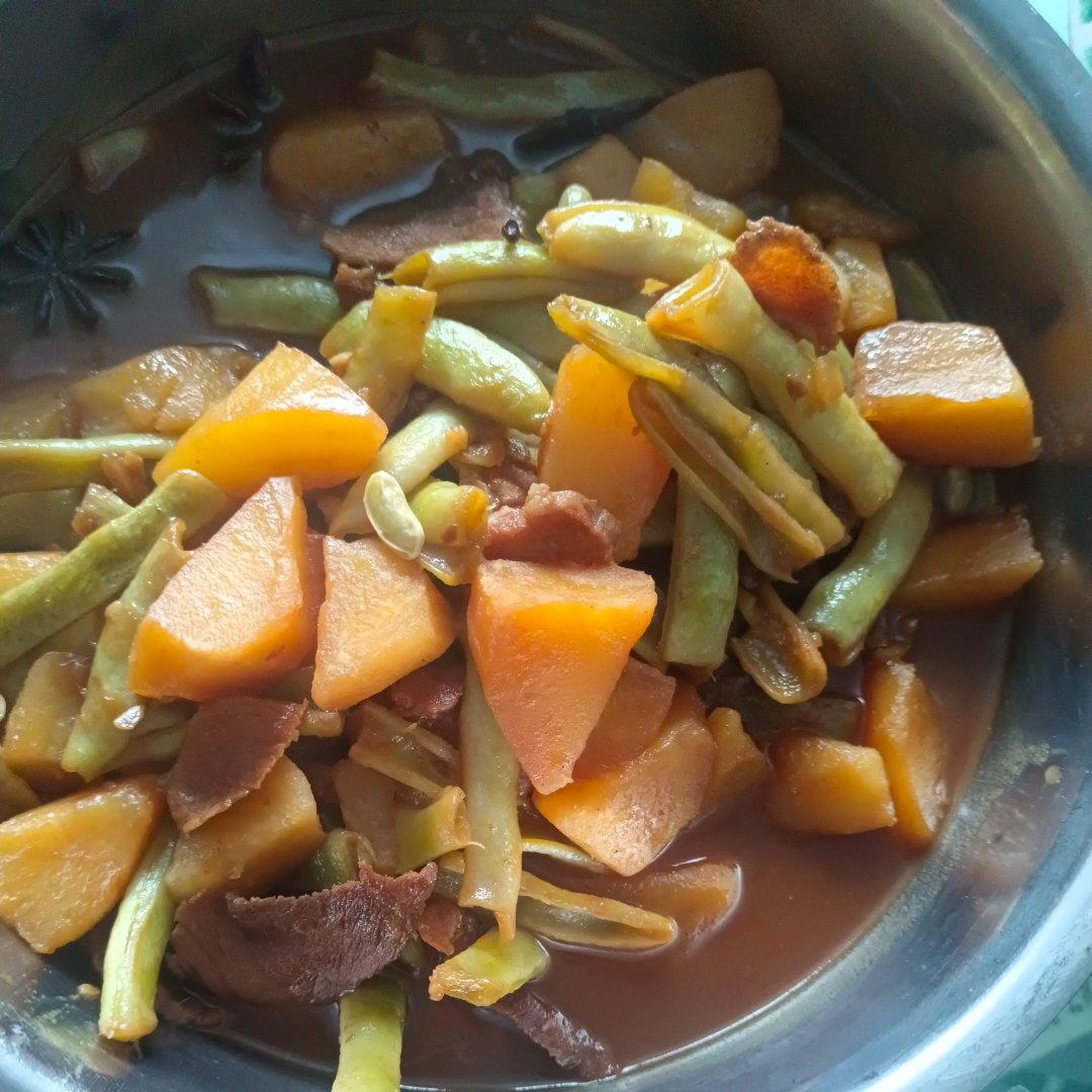 绝对正宗的东北土豆豆角炖五花肉