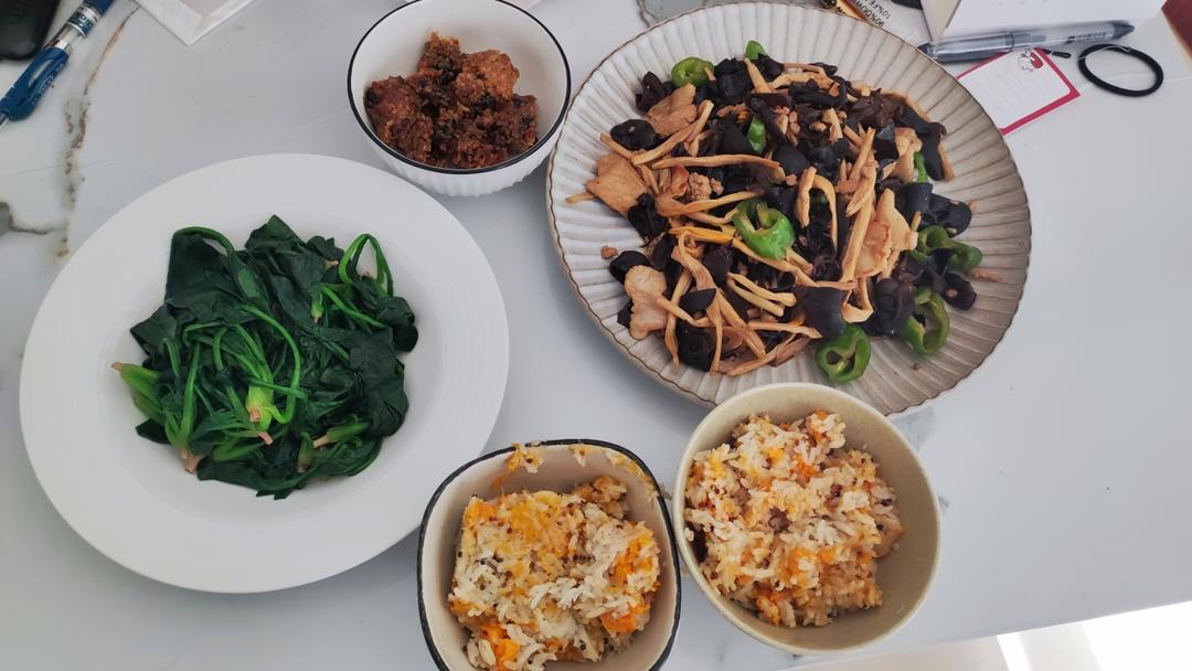 黄花菜木耳炒肉丝