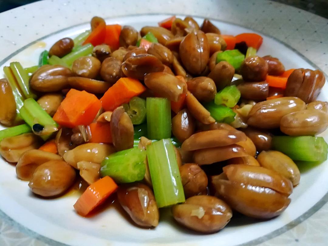 凉拌芹菜花生米胡萝卜