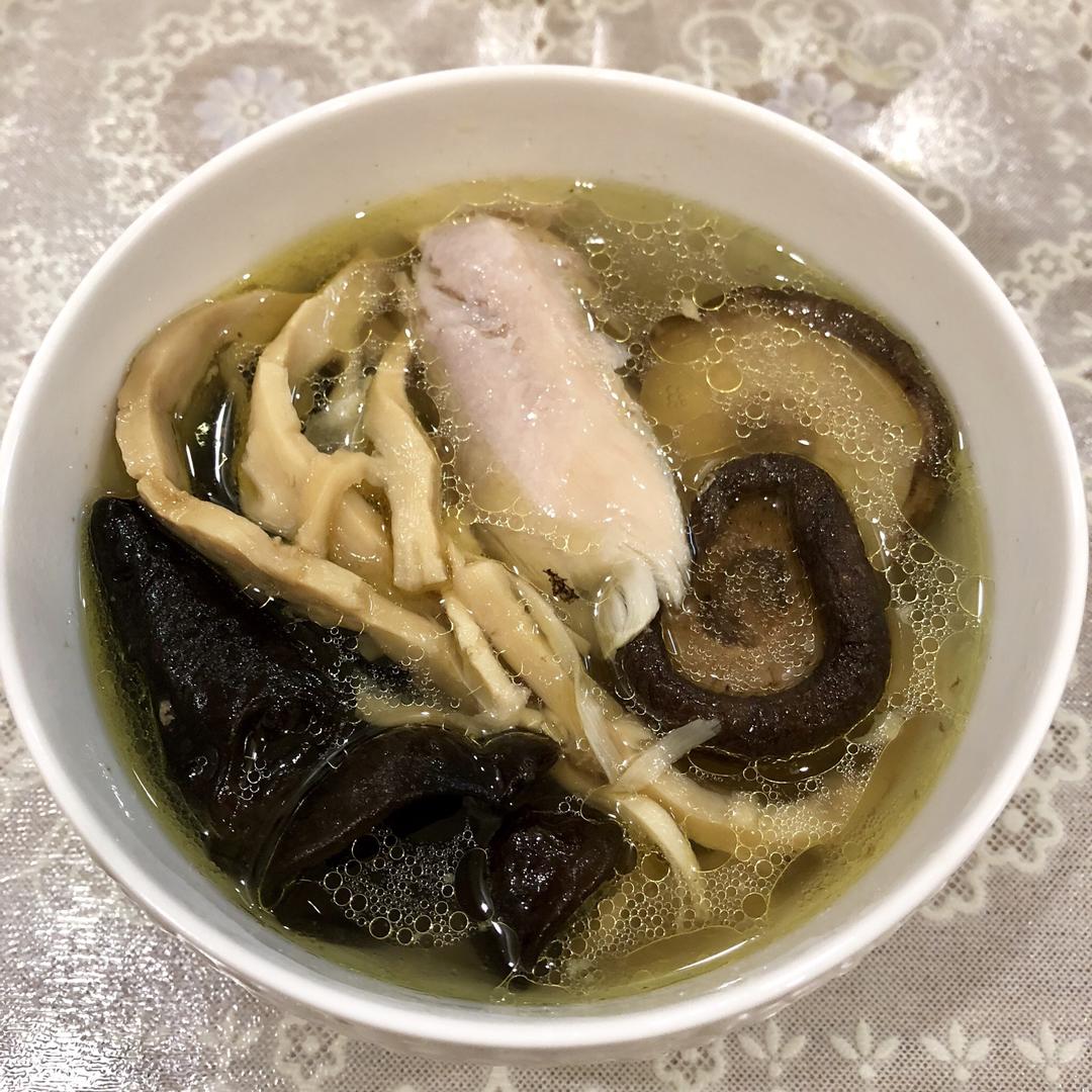 香菇木耳干笋炖鸡（高压锅版）的做法