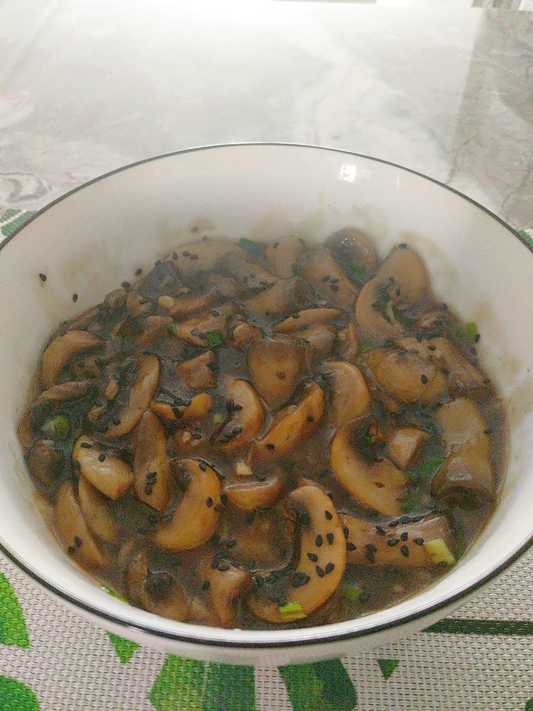 不放味精、盐，有点蒜香味的蚝油口蘑