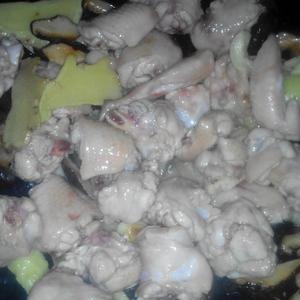 香菇炒鸡肉的做法 步骤3